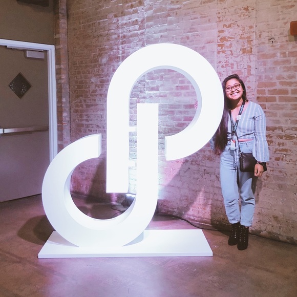 MEET YOUR SELLER 💖 - Picture 2 of 4